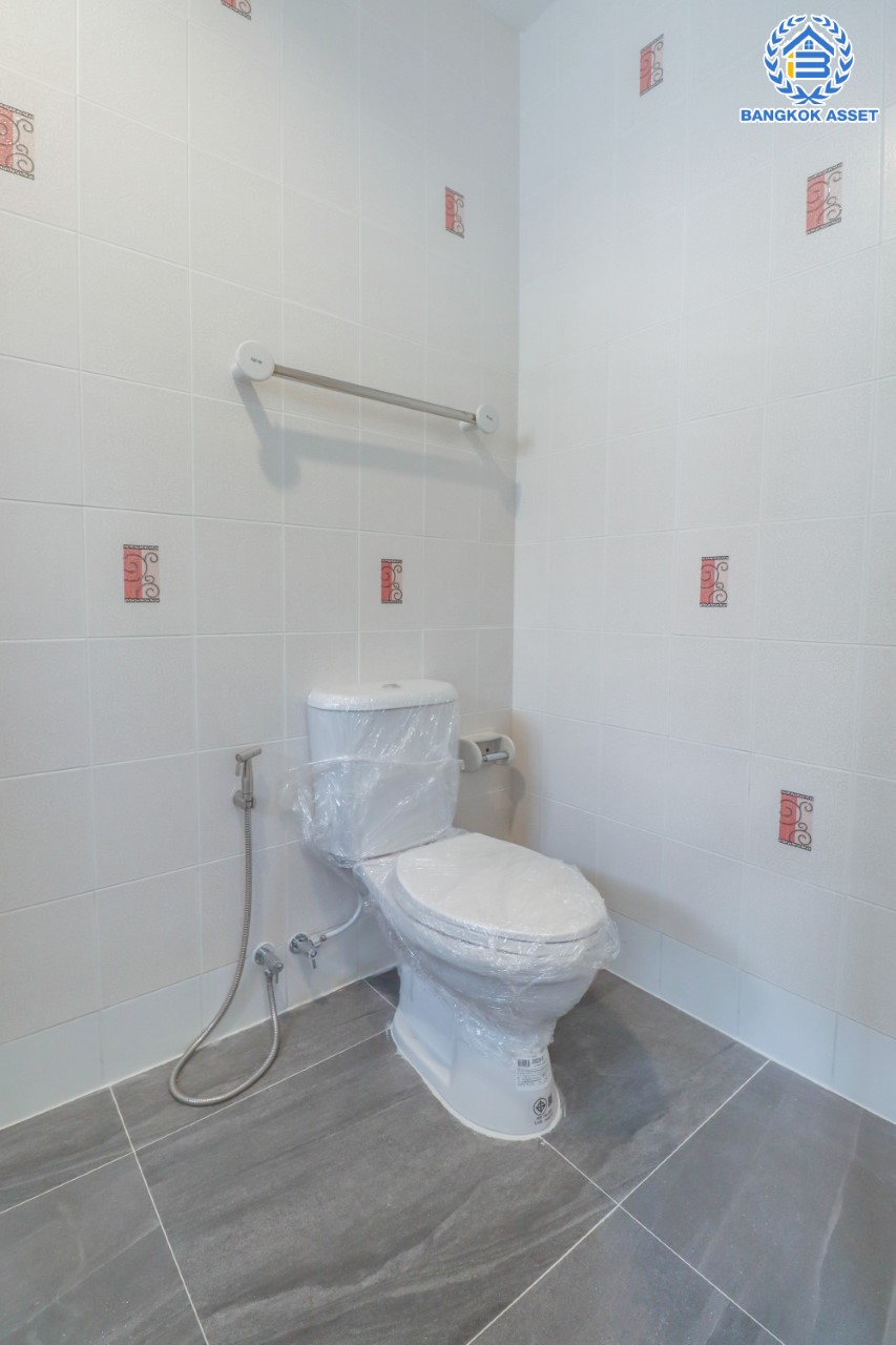 บ้านมือสองตกแต่งใหม่ สไตล์โมเดิร์น ม.สกาย ดอนเมือง-สรงประภา หลังใหญ่ เนื้อที่ 52 ตร.ว. ฟังก์ชัน 3 ห้องนอน 3 ห้องน้ำ 2 ที่จอดรถ บนทำเลดีที่สุด! เข้า-ออกได้ทั้งถ.แจ้งวัฒนะ และสรงประภา ใกล้สนามบินดอนเมือง, ทางด่วนศรีสมาน และรถไฟฟ้าสายสีแดง (สายอนาคต) "สถานีดอนเมือง"